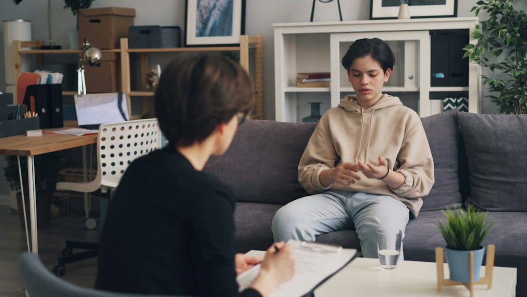 Patient talking with a psychologist about support before and after surgery
